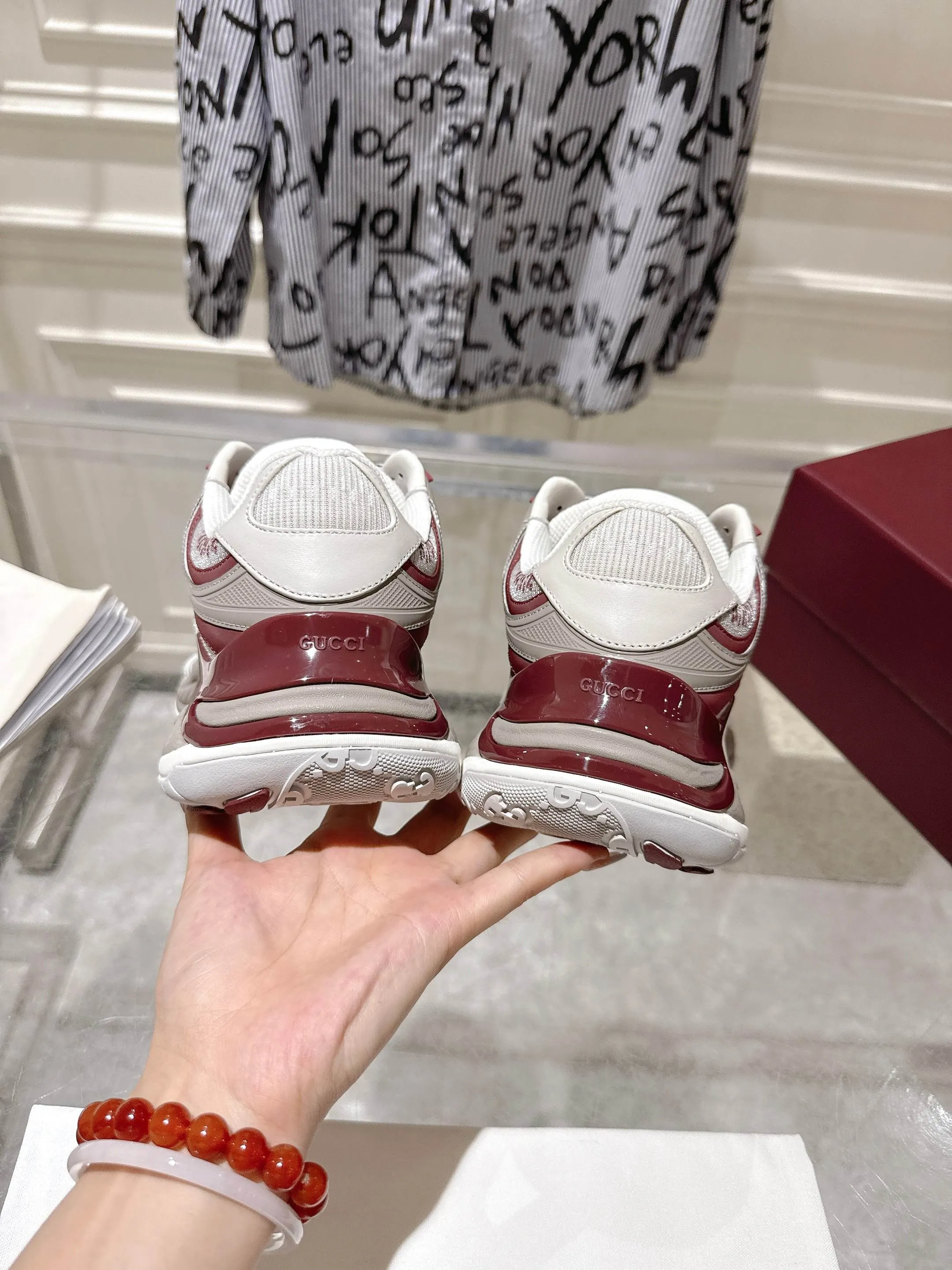 👟👟Ex-factory price 980👟👟Upgraded version with airplane case Gucci Gucci 25ss hot new style couple style retro sports shoes dad shoes This Gucci 2.0 reinterprets the brand's iconic striped webbing elements. This new interpretation of iconic details uses EVA thick soles with a smart silhouette, bringing a stable and comfortable wearing experience. Delivered in exquisite packaging. Fabric: Made of original imported cowhide/technical fabric. Inner foot pad: Breathable mesh. Heel height: 4cm. Sole: Original customized ultra-light foam rubber outsole. Size: 35-45 (women's size 40, men's size 45, custom-made, non-returnable)